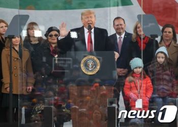 “생명 존중하는 트럼프 연임할 자격 있다”-CNN 기고문