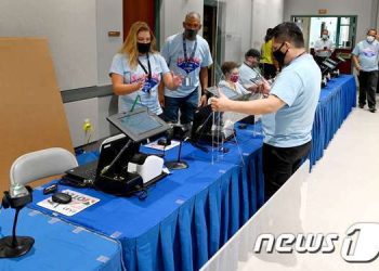 사전투표 열풍…유권자 2200만명 참여에 11시간 대기