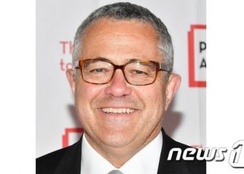 CNN 법률자문, 화상회의 중 음란행위 발각