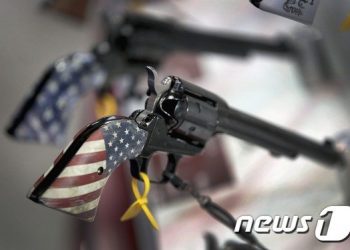 “대선 후 수년간 내전”…총·휴지 사재기하는 미국인들