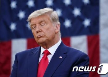 “트럼프 대통령, 대선 자금 충당위해 개인 헬기 매물로 내놔”