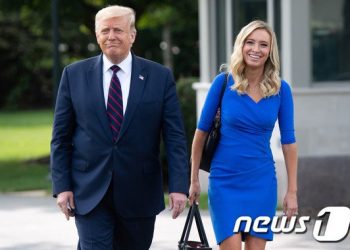 백악관 대변인 “트럼프, 오늘밤 압승한다”