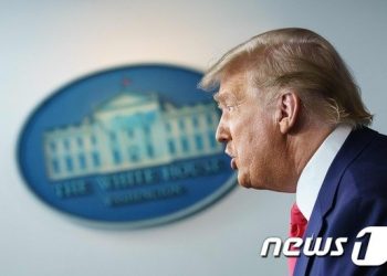 트럼프 대통령 “다우 3만 첫 돌파”