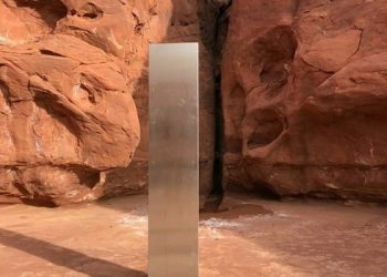 외계인이 놓고 갔나?…사막서 신비로운 금속 기둥 발견