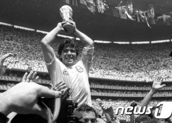 “전설은 영원할 것” 전세계 마라도나 추모 행렬