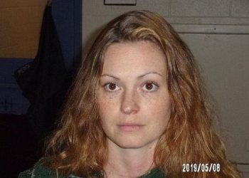 “엄마한테 말하지마” 19살 연하 남학생 협박해 성폭행한 여교사