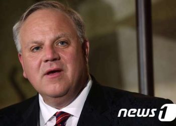 격리 들어간 폼페이오 이어 美내무장관도 코로나 확진