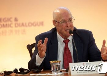 폴슨 전 美재무 “이러다 금융산업도 중국에 빼앗긴다”