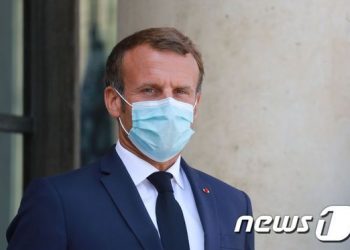 마크롱 프랑스 대통령 코로나19 확진…격리 예정
