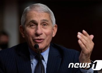 파우치 “코로나 백신 공개적으로 맞겠다”