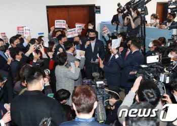 與 공수처법·경제3법 강공…野 반발에 종일 ‘전쟁터’