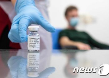 백신 먼저 맞는 의료진들 ‘집단 부작용’ 최악 시나리오 걱정