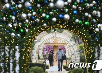 성탄절…세계 곳곳 “코로나가 훔쳐갔다”