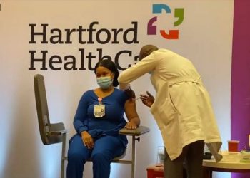 모더나 백신, 미국 코네티컷서 첫 접종