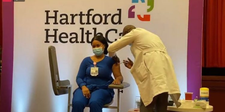 모더나 백신, 미국 코네티컷서 첫 접종