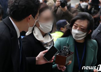 법원, 정경심 동양대 표창 위조 인정…딸 부산대의전원 입학 취소되나