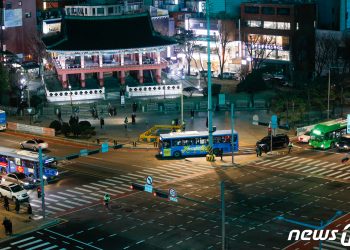 ‘타종행사’ 없지만 보신각 모인 시민들…”코로나 종식” 한마음