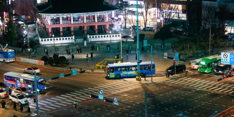 ‘타종행사’ 없지만 보신각 모인 시민들…”코로나 종식” 한마음