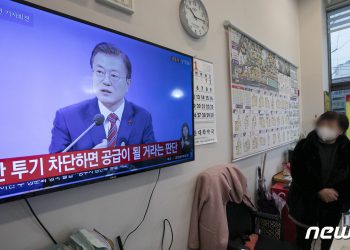 文 기자회견, 與 “소통 노력 돋보여” vs 野 “역대 최저 수준”