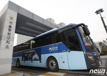 靑 “문대통령, 구치소 감염 수차례 해결 지시”…야 “대통령 사과해야”