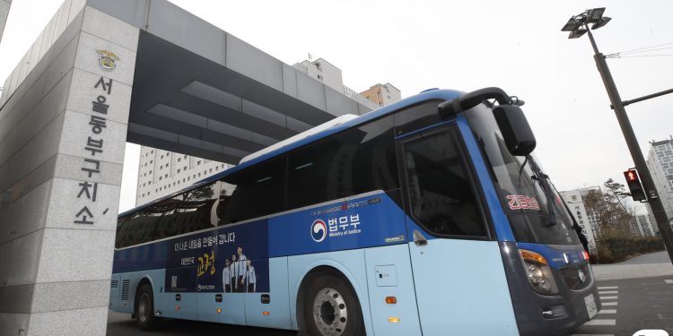 靑 “문대통령, 구치소 감염 수차례 해결 지시”…야 “대통령 사과해야”