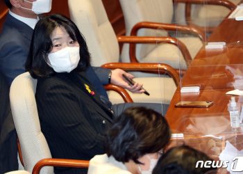 국민의힘 “윤미향 의원직 유지 자체가 이 나라의 수치…사퇴해야”