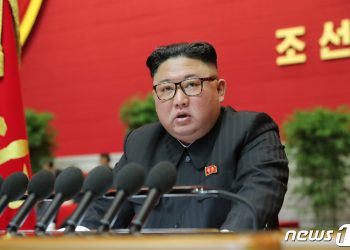 김정은, 남북관계 ‘원점’…與 “답방으로 풀자” 野 “평화타령 반복”