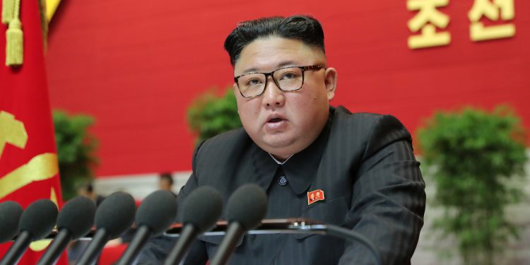 김정은, 남북관계 ‘원점’…與 “답방으로 풀자” 野 “평화타령 반복”
