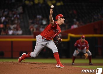 토론토, 대어 놓치고 사이영상 수상자 바우어 접촉