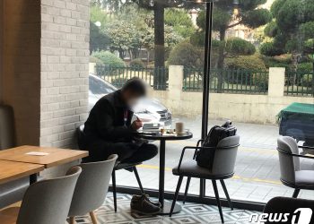 [르포] “혼자 온 손님 시간 제한 있나요?”…카페 취식 첫날 우왕좌왕
