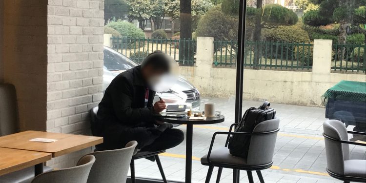 [르포] “혼자 온 손님 시간 제한 있나요?”…카페 취식 첫날 우왕좌왕