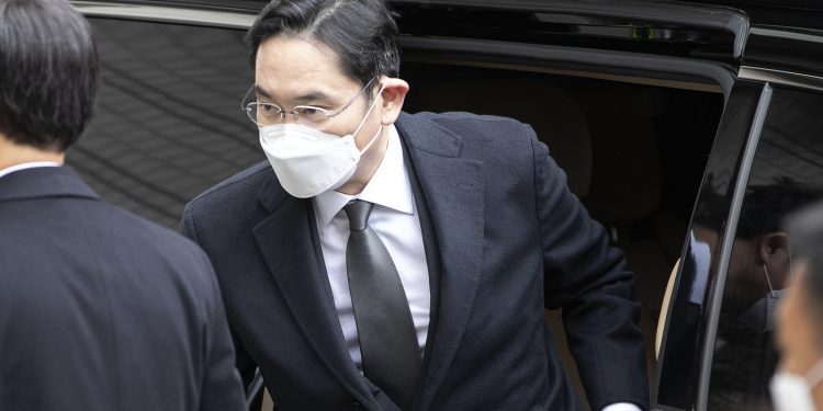 삼성 이재용 3년만에 재구속…’회장’ 승진도 미룰 듯