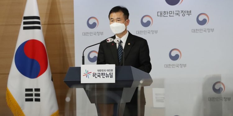 ‘북한 원전 추진’ 논란에 야당 “충격적 이적행위”