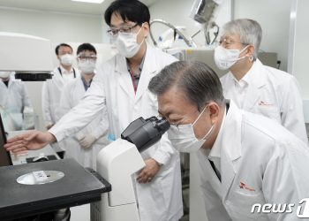 접종후 사망·알레르기 부작용…’연내 집단면역’ 살얼음판