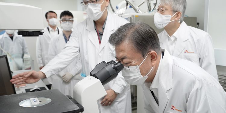 접종후 사망·알레르기 부작용…’연내 집단면역’ 살얼음판