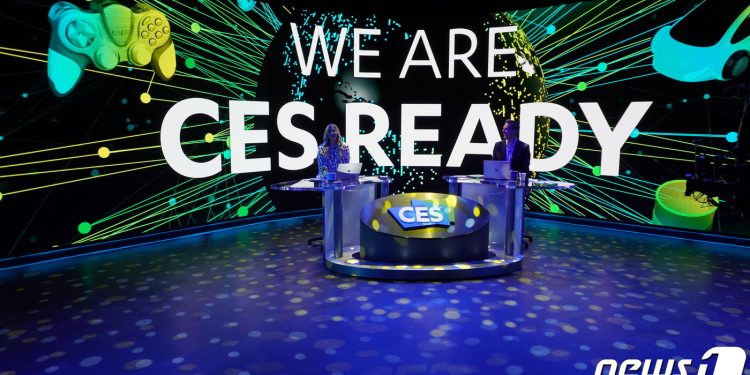 ‘청소하는 로봇’ ‘둘둘 말리는 스마트폰’…사상 첫 온라인 CES 막 올랐다