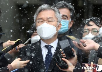 최강욱 ‘허위 인턴’ 유죄…조국·정경심 재판 불리해졌다