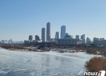 한강도 꽁꽁 얼었다…북극발 한파에 평년보다 4일 빨라