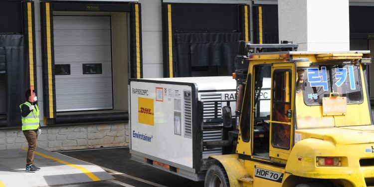 한국, AZ 백신 첫 물량 입고…25일 전국 분배, 26일 접종 개시