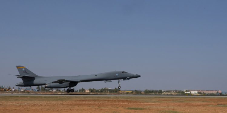 美폭격기 75년 만에 인도 ‘상륙’…對중국 압박 메시지?