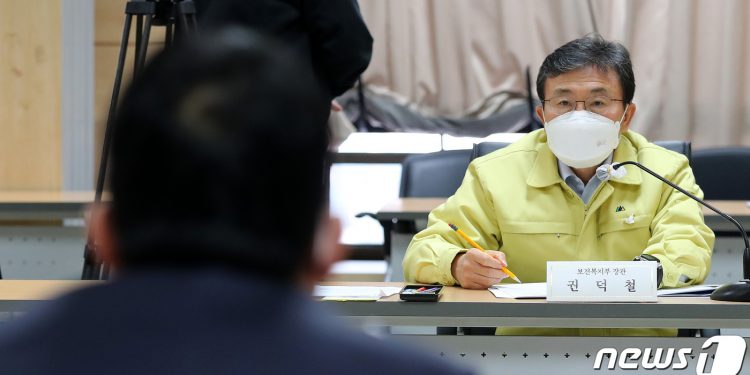 백신 접종 코앞 의·정 갈등 폭발…”의사 사기 저하” vs “국민 생각해야”