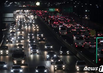 설 연휴 전날 귀성차량 몰려 고속도로 정체…서울→부산 4시간40분
