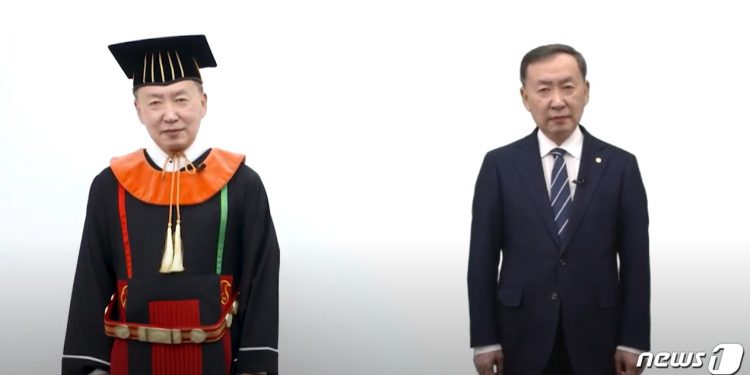 실제 총장과 똑닮은 AI 총장 등장에 학생들 ‘깜짝’