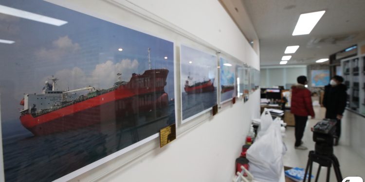 억류선박 ‘반쪽 석방’