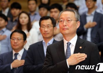 ‘월성원전 핵심’ 백운규 구속영장…靑까지 직진할까