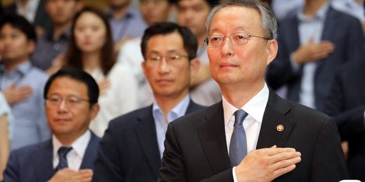 ‘월성원전 핵심’ 백운규 구속영장…靑까지 직진할까