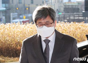판사들 “김명수 대법원장 거짓해명 참담…미국이었으면 탄핵감”