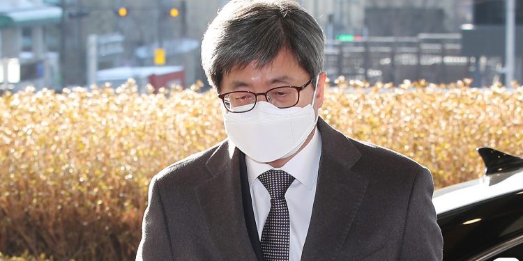 판사들 “김명수 대법원장 거짓해명 참담…미국이었으면 탄핵감”