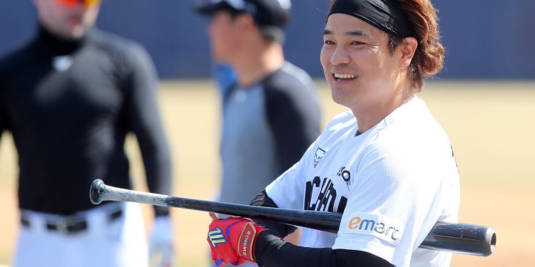‘MLB 대선배’ 추신수가 김하성에게…”부진? 많이 겪는 문제, 잘할 거다”