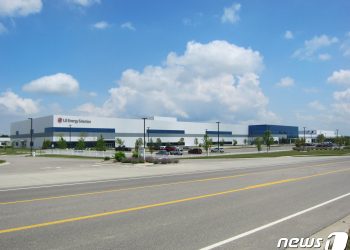 SK이노 보고 있나…LG, 급성장 美 전기차 겨냥 대대적 투자